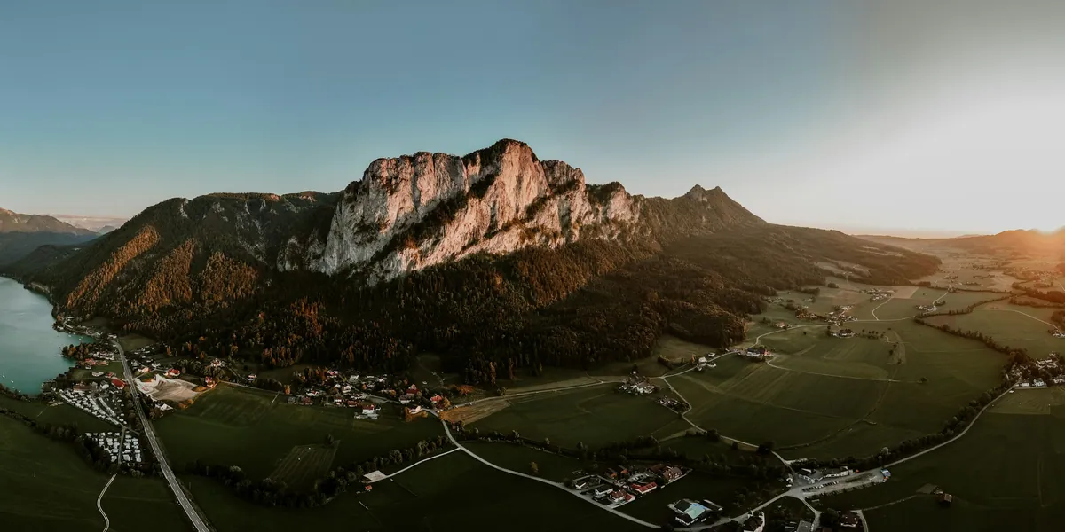 Berglandschaft am Mondsee aus der Luft – Beispielfoto von Josh Withers